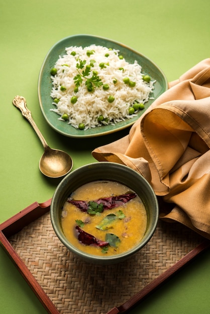 Riso basmati di piselli o matar pulav, servito con dal . semplice