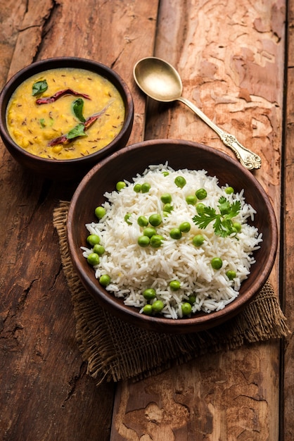 Riso basmati di piselli o matar pulav, servito con dal . semplice