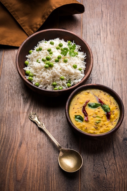 Riso basmati di piselli o matar pulav, servito con dal . semplice