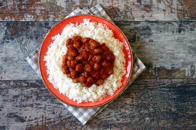 Riso bianco al curry con carne di soia.