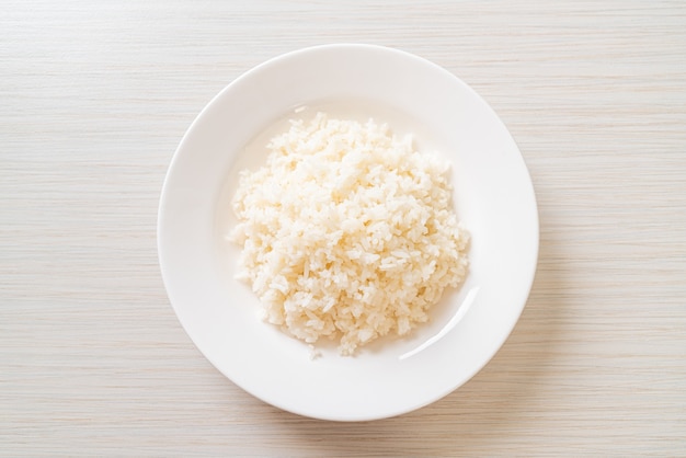 riso bianco al gelsomino tailandese cotto sul piatto