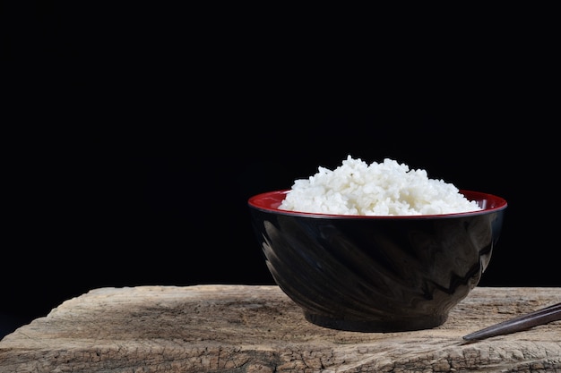 Riso bianco al vapore in ciotola di ceramica nera