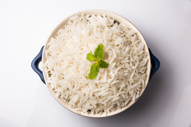 Riso bianco basmati indiano cotto o cotto a vapore in una ciotola di ceramica rustica, fuoco selettivo