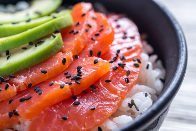 Riso bianco con salmone e avocado