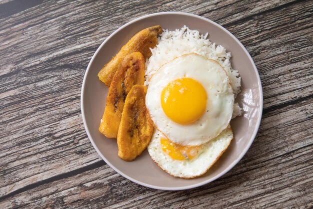Riso bianco con uova fritte inglesi e banane fritte cibo cubano semplice cibo di conforto