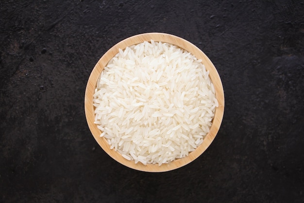 Riso bianco tailandese del gelsomino del riso nella ciotola di legno