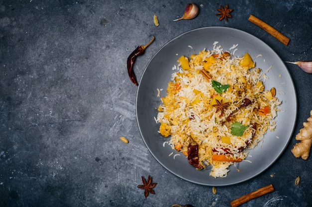 Riso Biryani (Biryani di verdure). Riso basmati indiano, verdure al curry e spezie. Cucina indiana