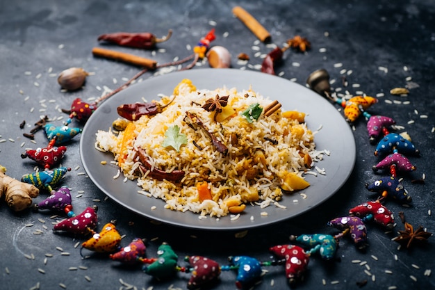 Riso Biryani (Biryani di verdure). Riso basmati indiano, verdure al curry e spezie. Cucina indiana