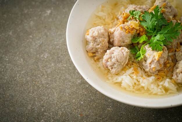 Riso bollito fatto in casa con ciotola di maiale