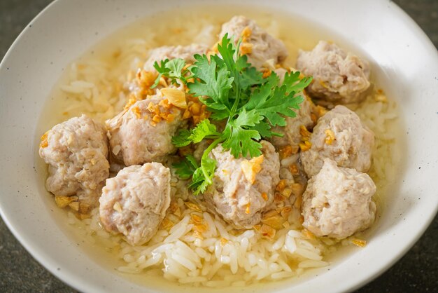 Riso bollito fatto in casa con ciotola di maiale