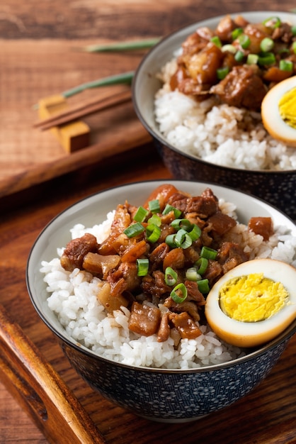 Riso brasato di carne, primo piano di maiale in umido su riso cotto a Taiwan. Famoso cibo di strada tradizionale taiwanese.