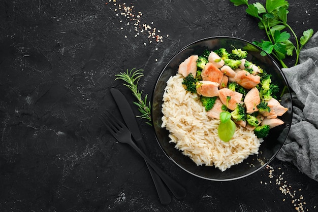 Riso con filetto di pollo e verdure Vista dall'alto su sfondo nero Spazio libero per la copia