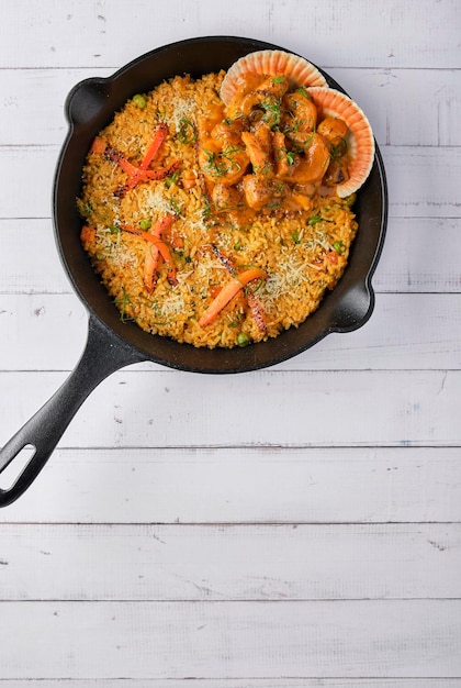 Riso con frutti di mare Cibo tipico della cucina peruviana Arroz con Mariscos cibo servito in padella