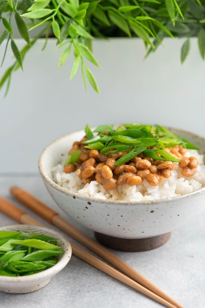 Riso con natto e cipolle verdi cibo giapponese selettivo