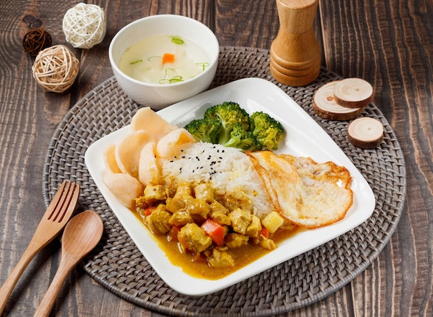 Riso con pollo al curry servito in un piatto isolato sulla vista laterale del tavolo del cibo di Taiwan