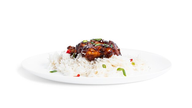 Riso con pollo piccante in salsa agrodolce al peperoncino. Pollo Teriyaki con semi di sesamo. Isolato su sfondo bianco. Foto di alta qualità