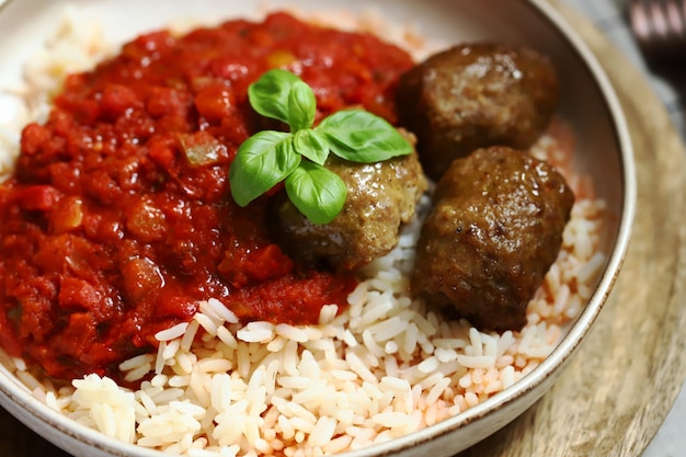 Riso con polpette e salsa di pomodoro Pranzo o cena sani