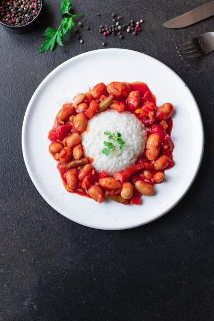 riso con porzione di fagioli e verdure sul tavolo cucina pasto