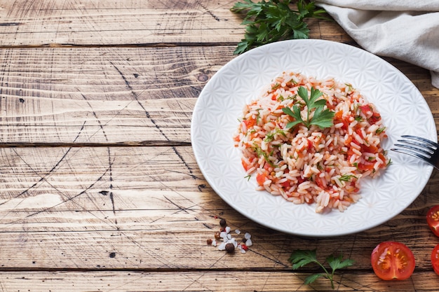 Riso con salsa di pomodoro e verdure