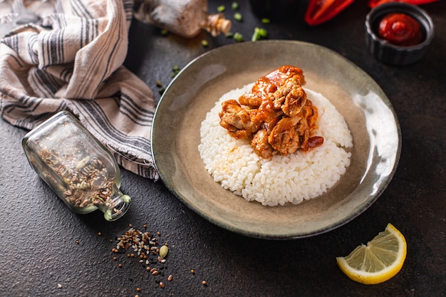 riso con spezie di carne pollo al curry salsa di pomodoro cucina indiana spuntino sul tavolo copia spazio