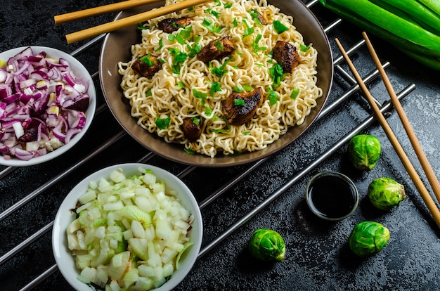 riso con verdure e carne sulla tavola nera