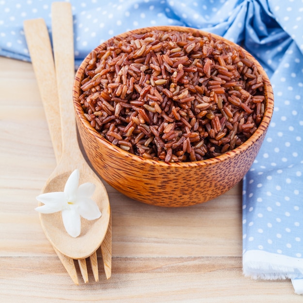 Riso cotto a vapore del grano intero per alimento sano su fondo di legno