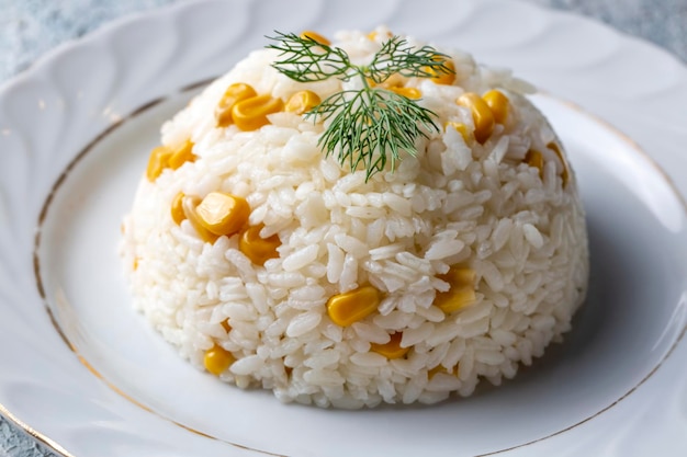 Riso di mais in una ciotola di riso (nome turco; misirli pilav)