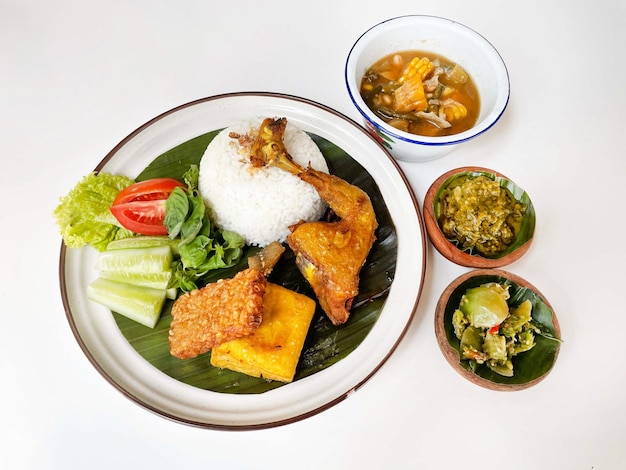 Riso di pollo fritto e salsa di peperoncino verde, cibo tradizionale indonesiano