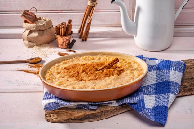 Riso dolce con cannella in ciotola marrone in ambiente rustico, cibo tradizionale brasiliano.