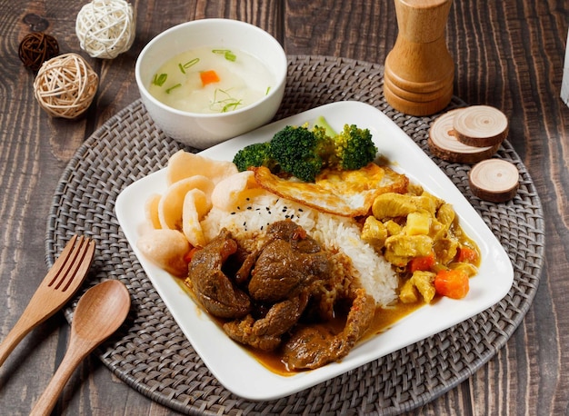 Riso doppio di manzo e pollo servito in un piatto isolato sulla vista laterale del tavolo del cibo di taiwan