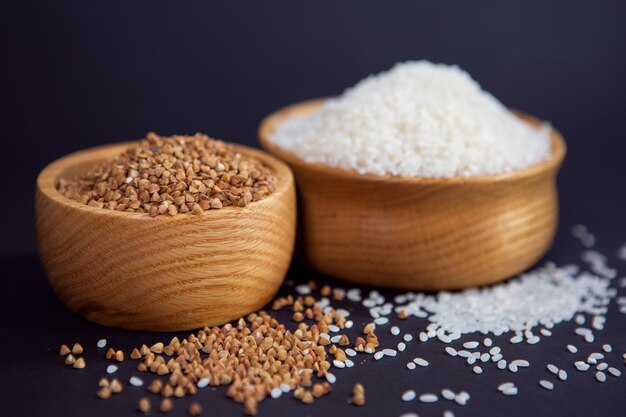 Riso e grano saraceno in bellissime coppe di legno.