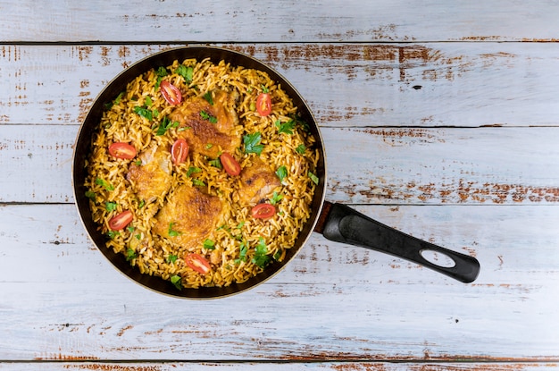 Riso e pasta asiatici con pollo e verdure.