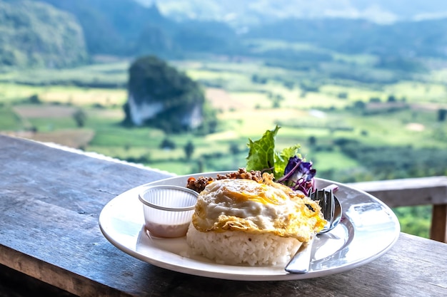 Riso fritto al basilico con uovo fritto a Phu Lanka Fai colazione e goditi la vista