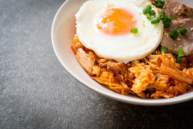 Riso fritto al kimchi con uovo fritto e maiale - Stile di cucina coreana