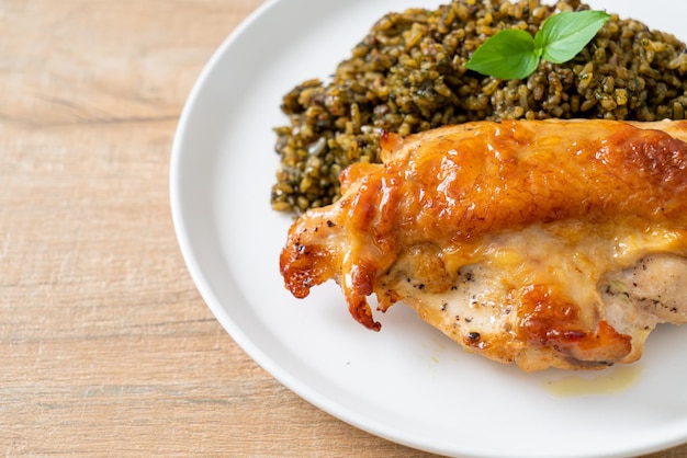 riso fritto al pesto con pollo alla griglia su piatto bianco