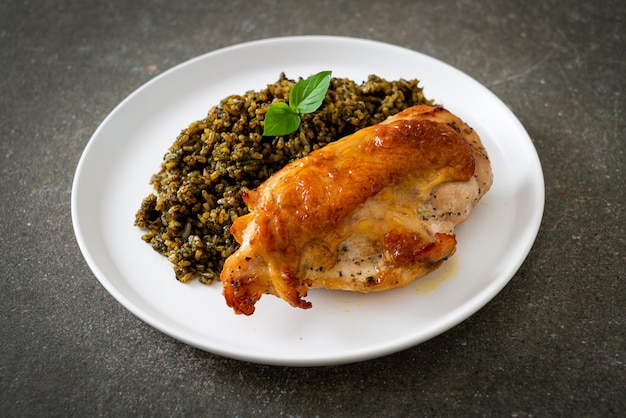 riso fritto al pesto con pollo alla griglia su piatto bianco