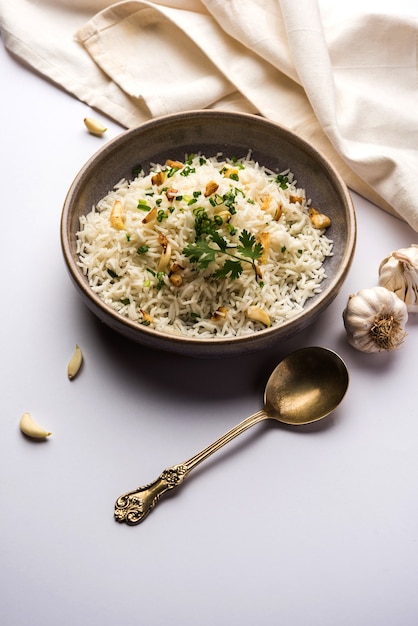 Riso fritto all'aglio o Pulav con riso basmati e Lahsun, servito con Dal Tadka su sfondo lunatico, messa a fuoco selettiva