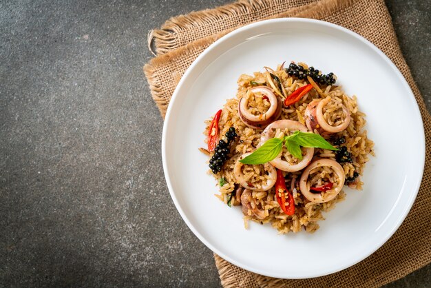 Riso fritto con basilico e erbe aromatiche con calamari o polpo