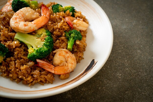 riso fritto con broccoli e gamberetti - Stile di cibo fatto in casa