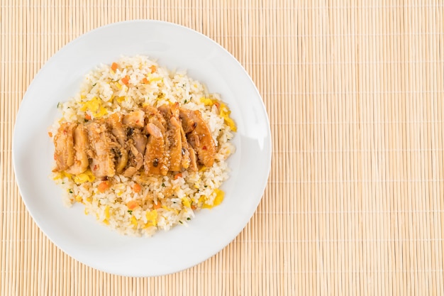 riso fritto con pollo grigliato e salsa teriyaki