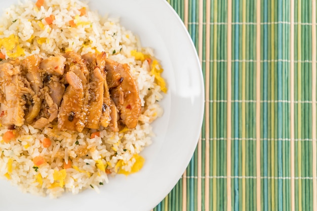 riso fritto con pollo grigliato e salsa teriyaki