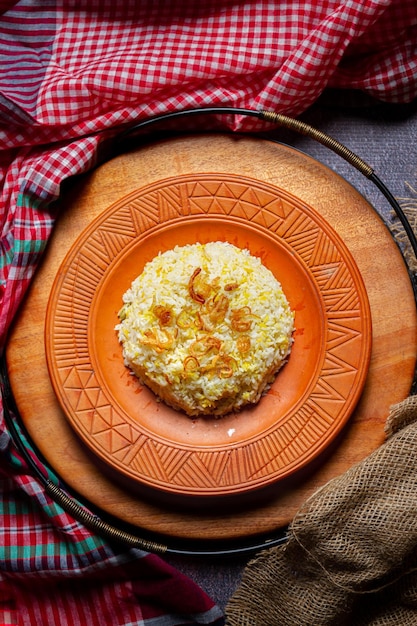 Riso fritto con pollo Preparato e servito nel wok Legno naturale sullo sfondo Vista dall'alto