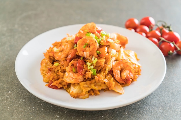 riso fritto con salsa piccante alla corea e gamberetti