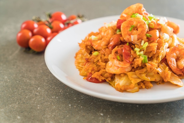 riso fritto con salsa piccante alla corea e gamberetti