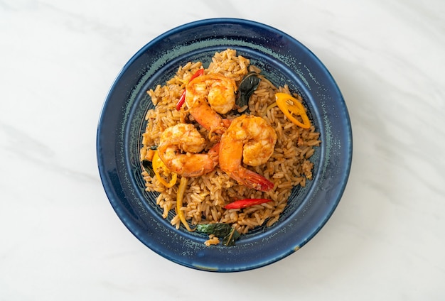 riso fritto di gamberi con erbe e spezie - Stile di cibo asiatico