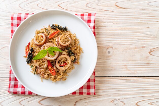 Riso fritto fatto in casa con basilico e erbe aromatiche con calamari o polpo, stile asiatico Asian