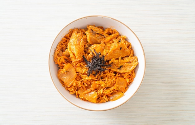 riso fritto kimchi con carne di maiale affettata - stile alimentare coreano