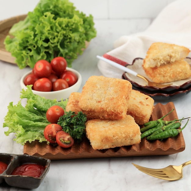 Riso glutinoso Lemper Goreng o Lemper fritto ripieno di pollo grattugiato