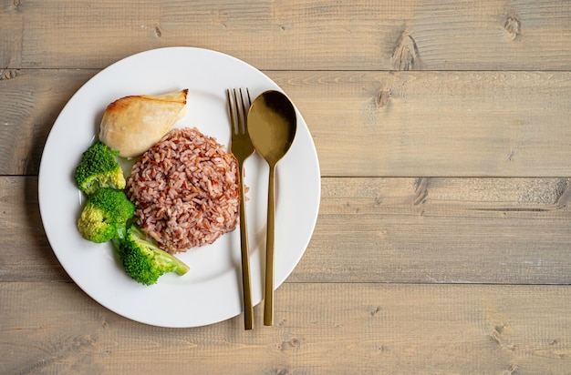 Riso integrale con petto di pollo alla griglia e broccoli