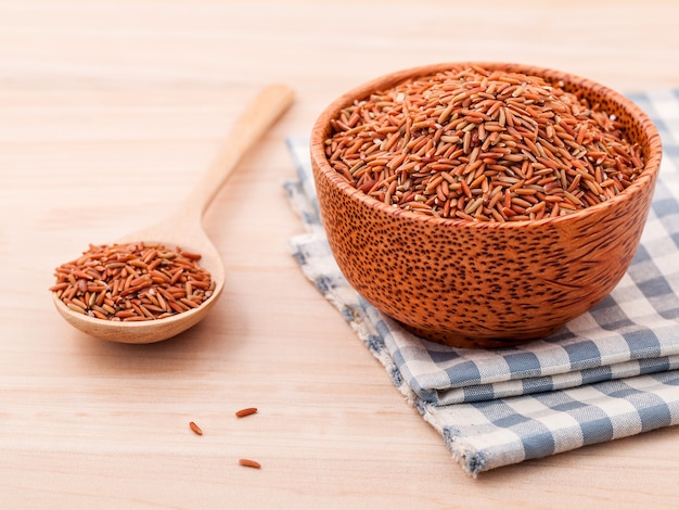 Riso integrale per cibo sano e pulito su fondo di legno.